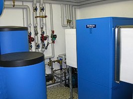 Luft-Wasser-Wärmepumpensystem im Hauswirtschaftsraum