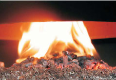 Ein Feuer mit Holz-Pellets